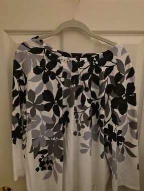 Alfred Dunner Black & Gray Floral Scoop Neck Top